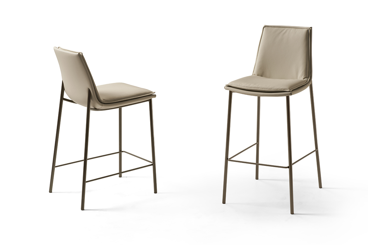 LARA HOCKER_4 Metallbeine