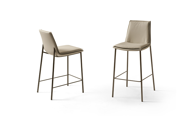 LARA HOCKER_4 Metallbeine